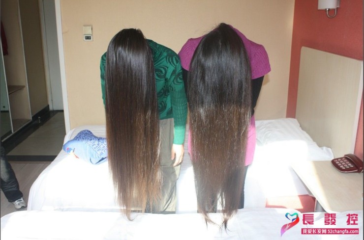 两长发女相互剪下对方的长发-老高201#(25)