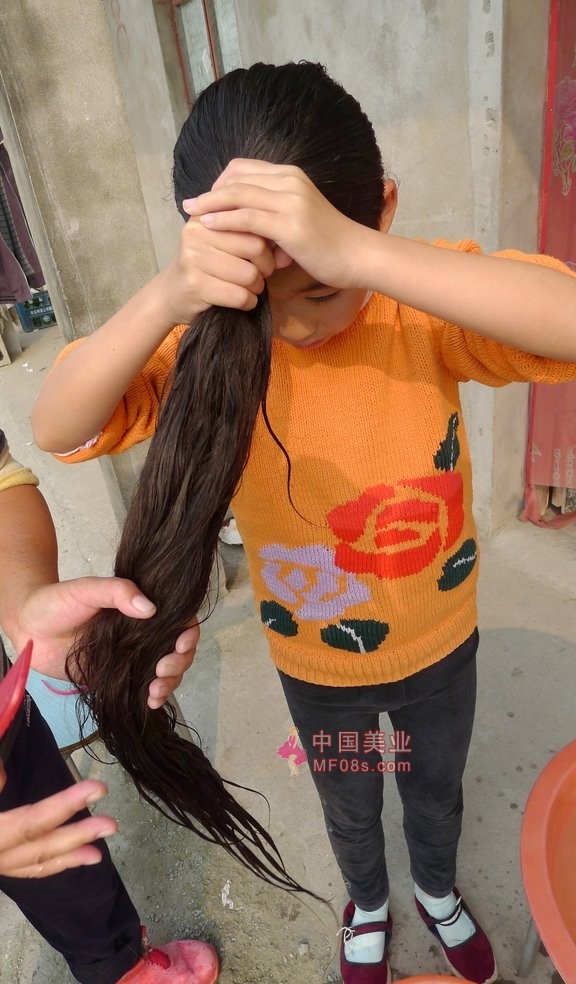 剪下小女孩的长发上海ww32412