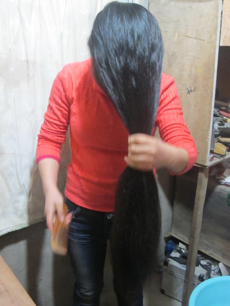 剪下美女70多厘米漂亮长发