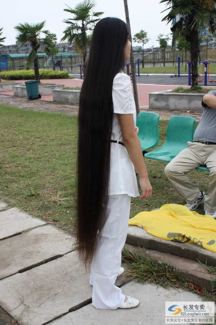 中国美业 长发 剪发 >> 正文         一刀剪下18岁女孩的顺滑长发,剪