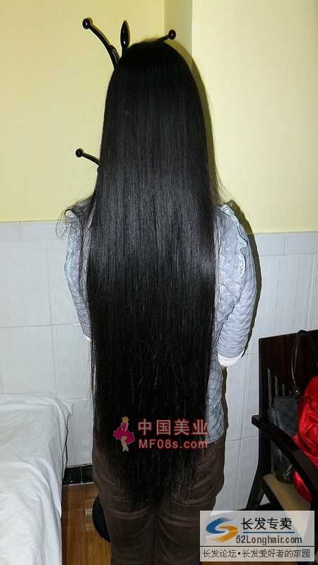 中国美业 长发 交易 >> 正文      美丽女孩60厘米乌黑顺滑长发,不舍