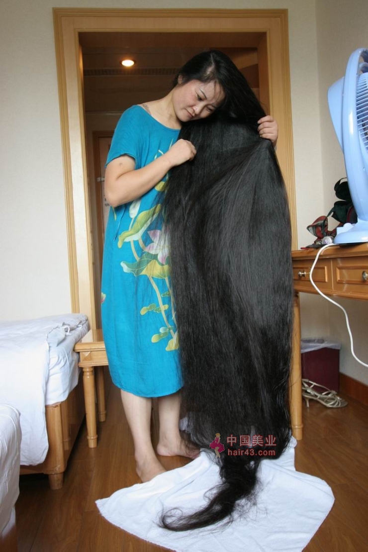 蔡娟,重庆长发女,发长2.30米,参加过2007中国鄄城国际人发风情节.