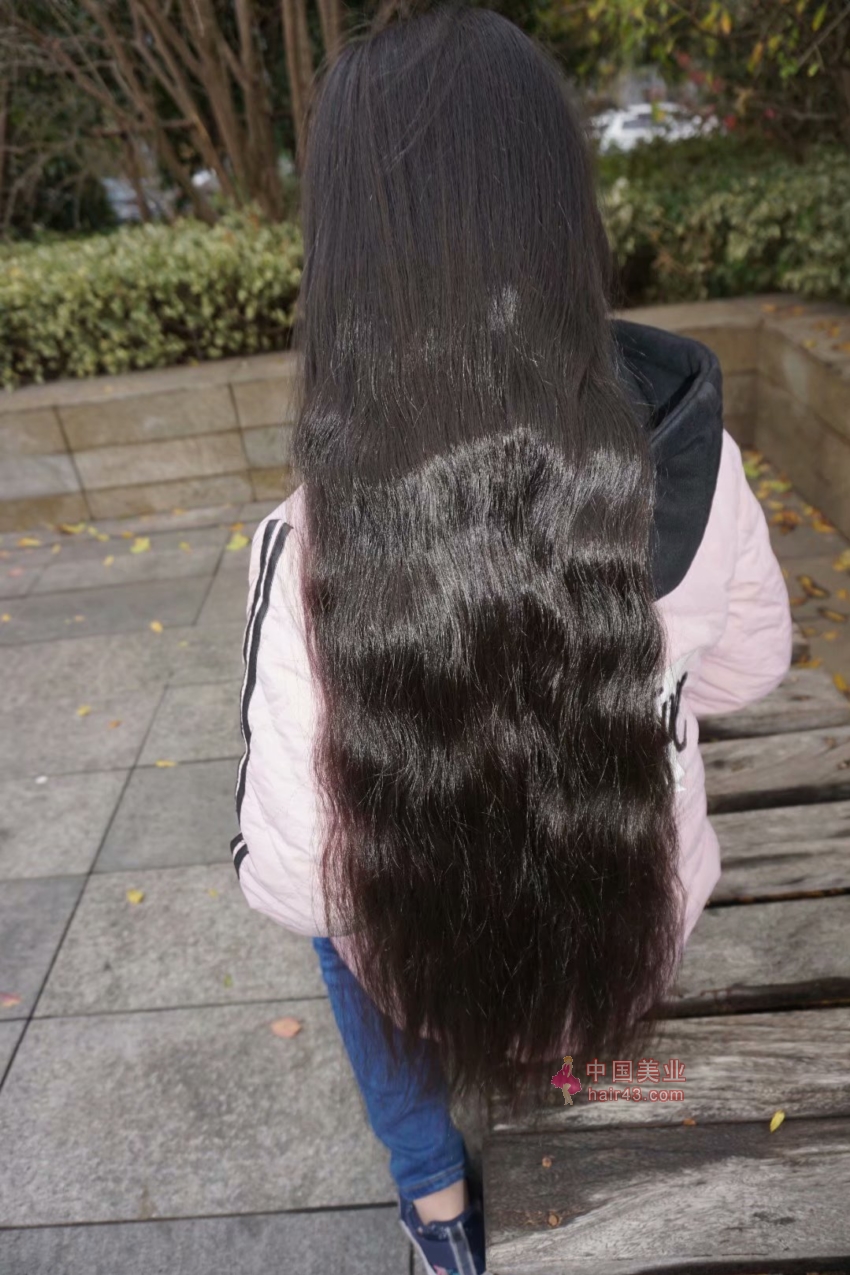 9岁小女孩在爸爸陪伴下在公园剪掉长发sephiroth剪发1037